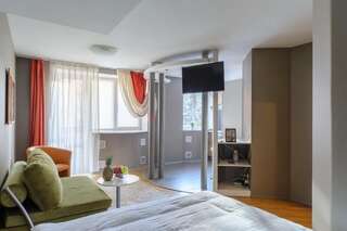 Апартаменты Apart in center near Hotel Europa Минск Апартаменты с балконом-8